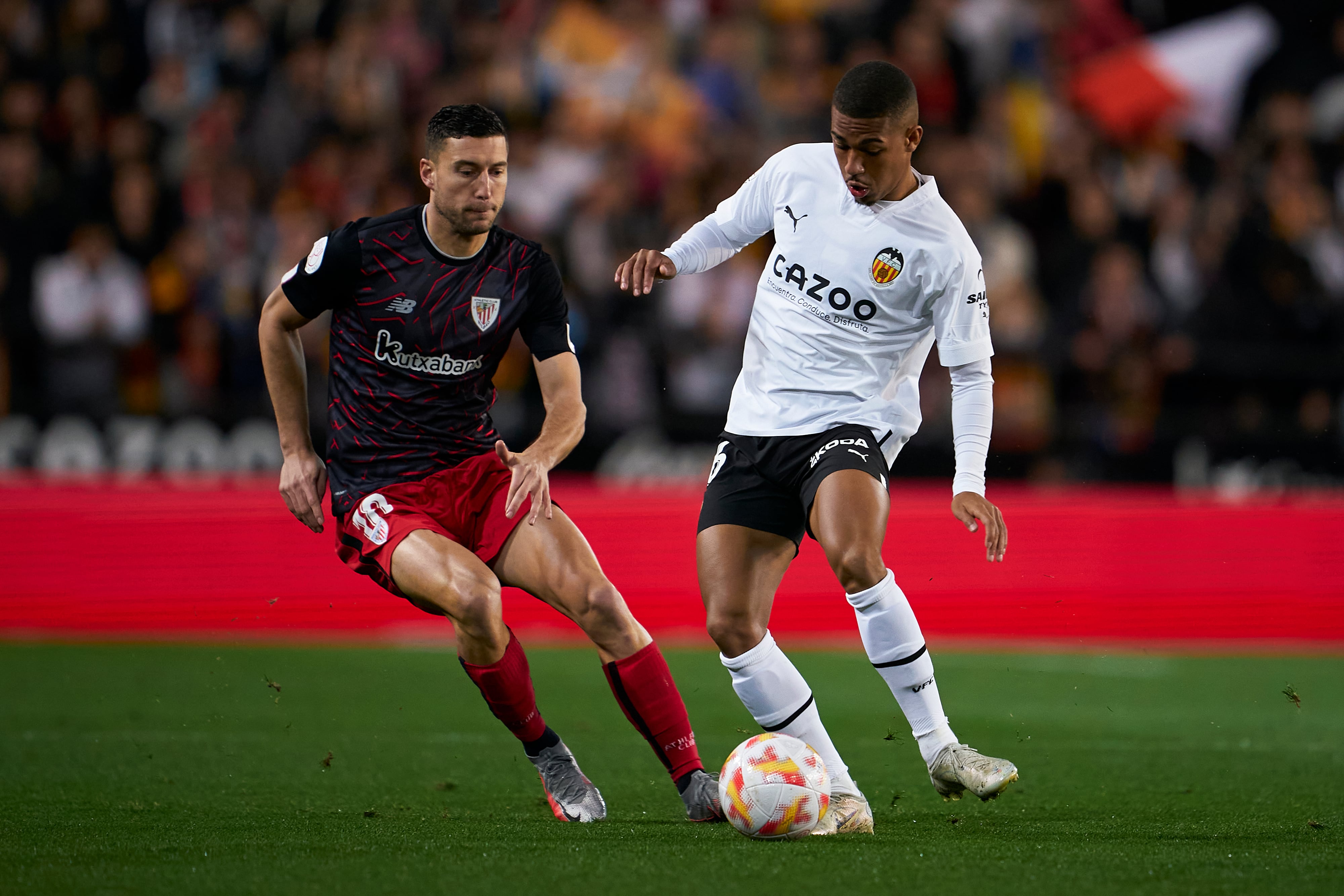 Samuel Lino y De Marcos pugnan por el balón durante el partido de cuartos de final de la Copa del Rey