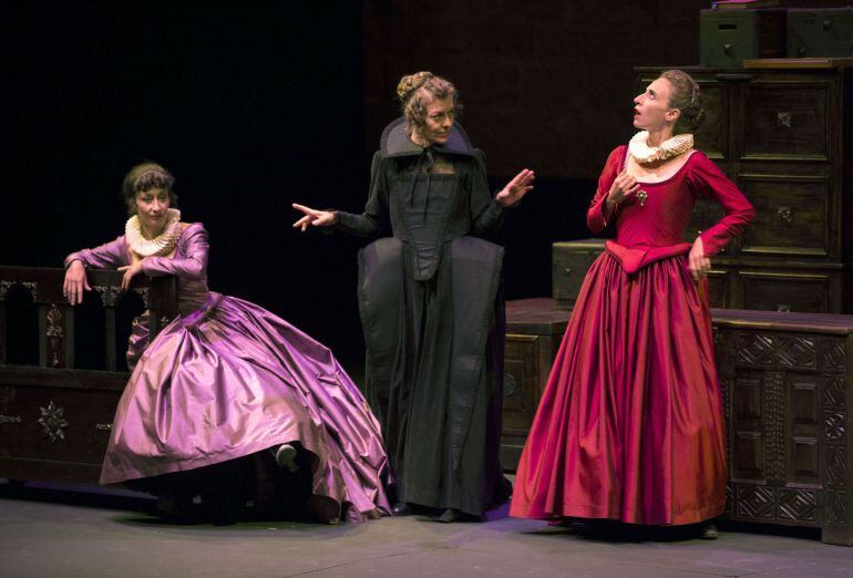 Un momento de la representación de &quot;Las harpías en Madrid&quot; en el Festival de Teatro Clásico de Olite, con la presencia de Nuria González, Marta Aledo (derecha) y Natalia Hernández (izquierda) el viernes, 5 de agosto