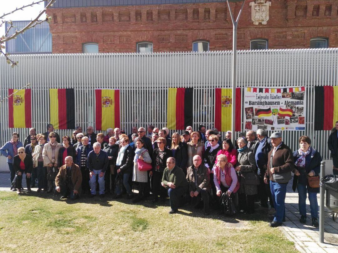 Foto de grupo en la que se pueden ver las banderas que han sido arrancadas
