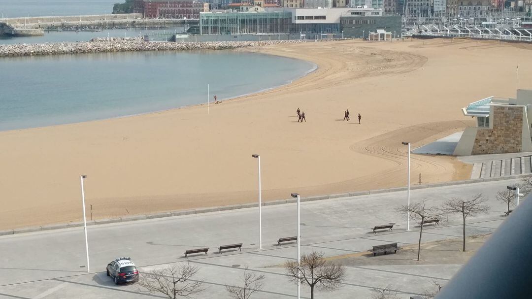 La Policía se acer al hombre en la playa. 