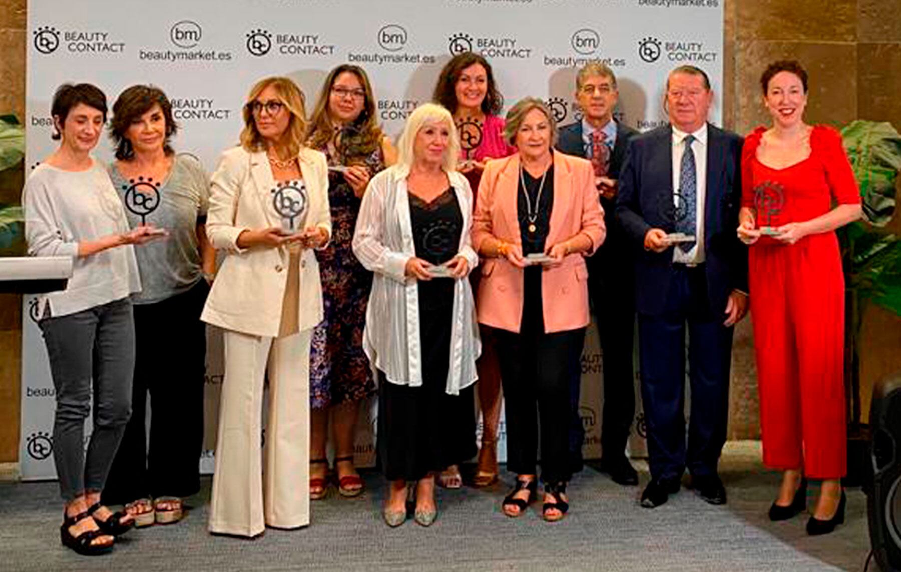 Jorge Vaquer, segundo por la derecha, con el resto de premiados en los Beauty Contact Awards