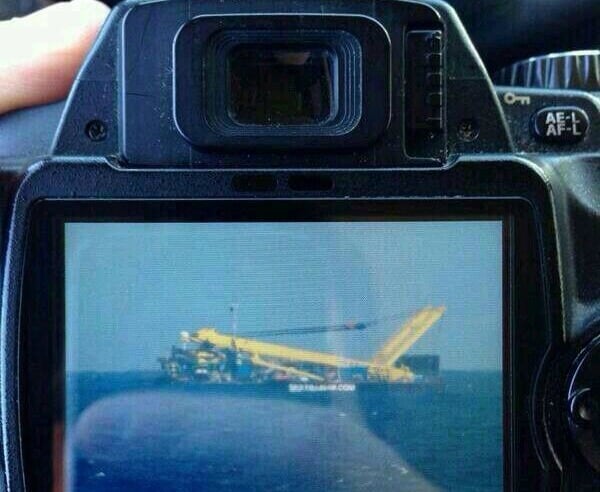 El error se produjo porque un remolcador que estaba tirando de una gabarra de color amarillo, daba la impresión de ser un avión que habría sufrido un amerizaje