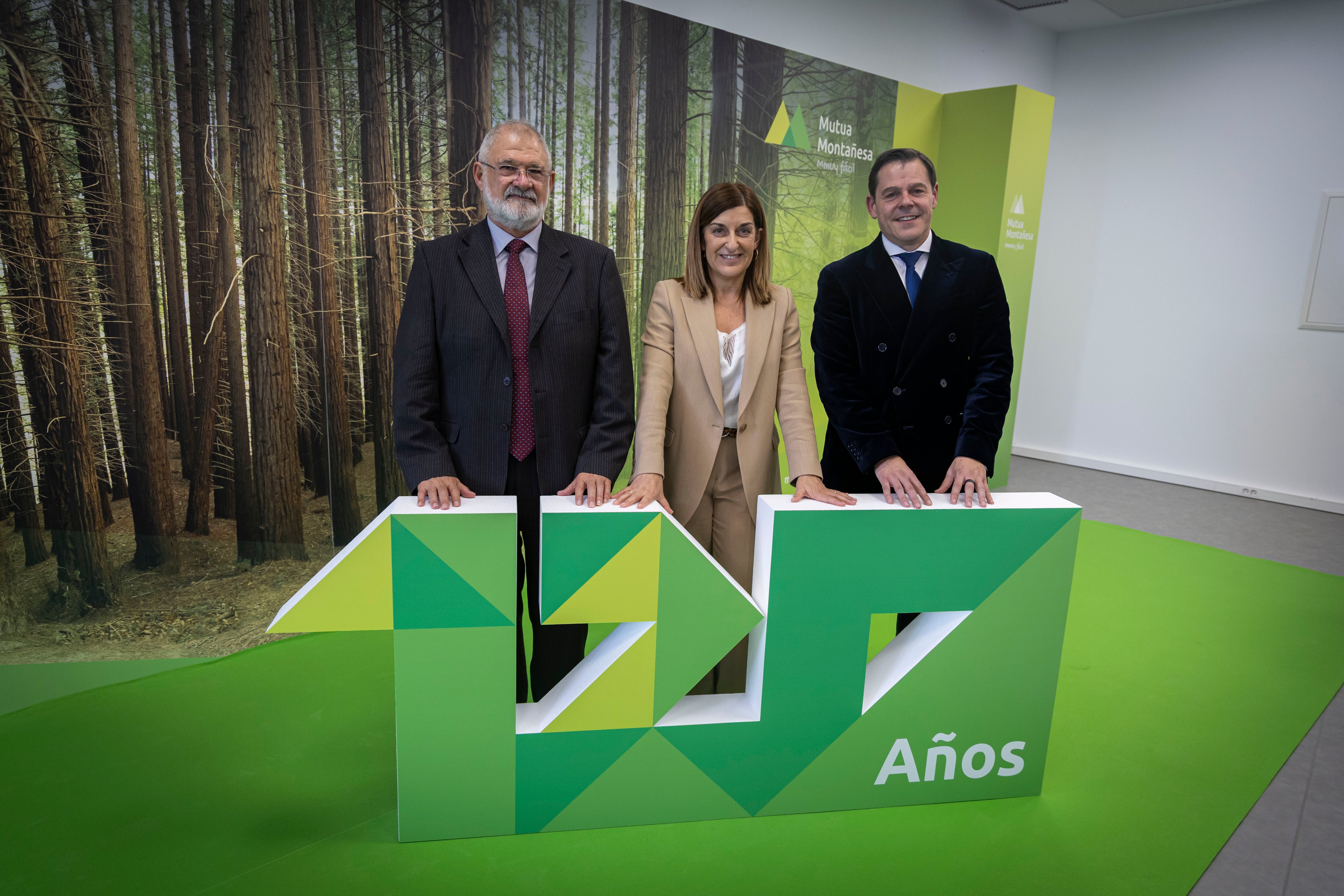 El director gerente de Mutua Montañesa y la presidenta de Cantabria celebran los 120 años de historia de la compañía