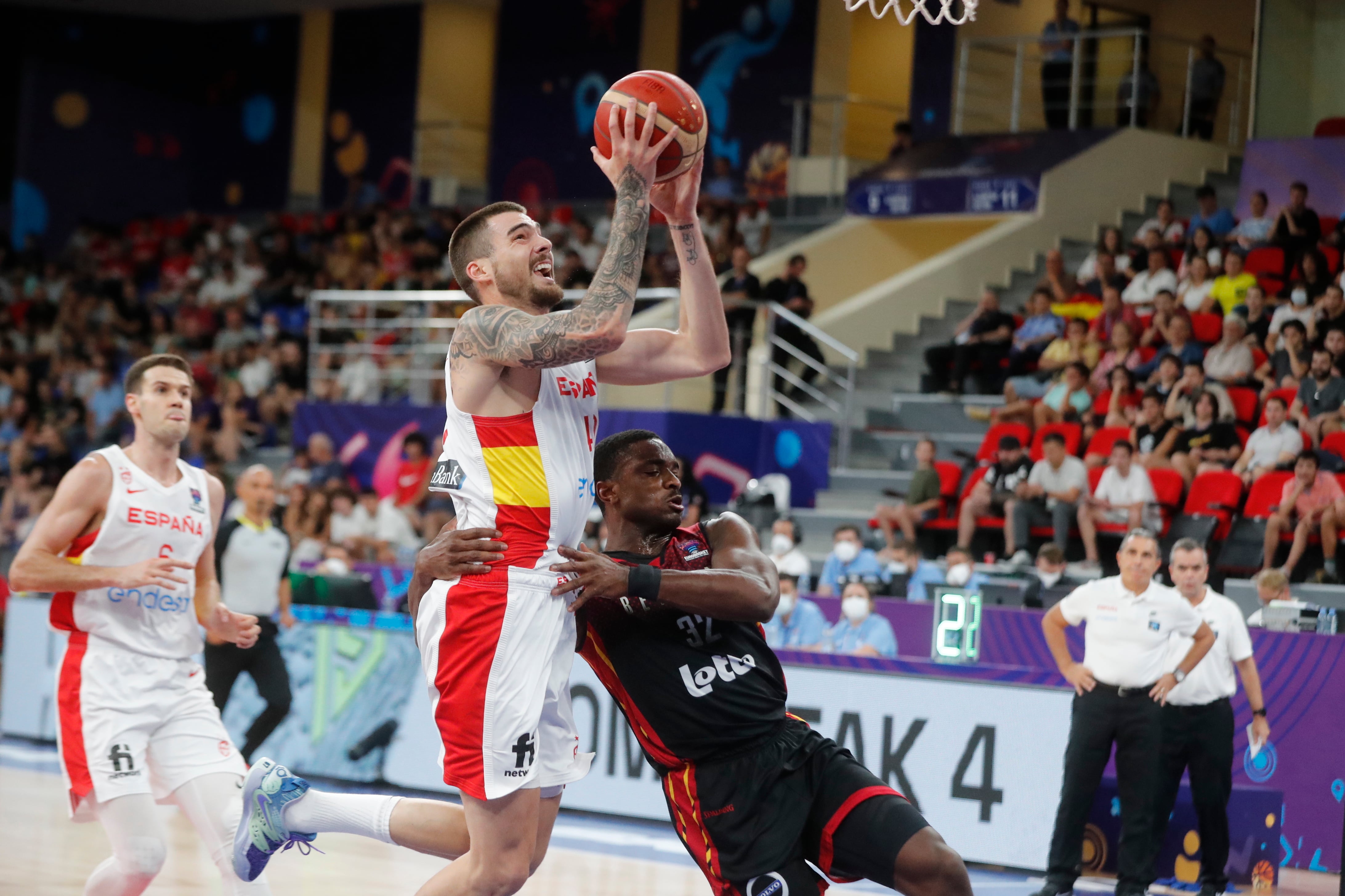 Juancho Hernangomez anota durante el España-Bélgica del Eurobasket 2022