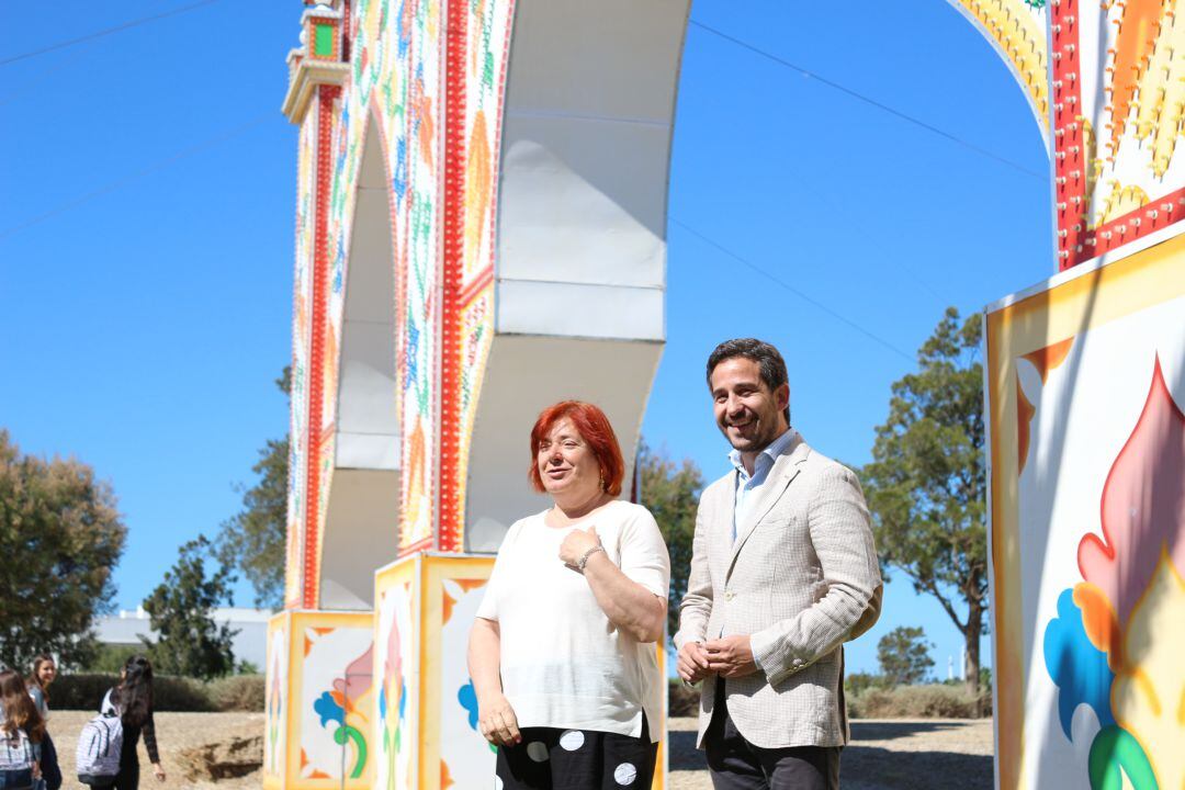 Cándida Verdier y José Vera en la portada de la Feria de San Antonio