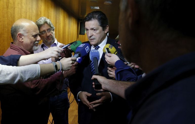 El presidente Javier Fernández realiza declaraciones en la Junta del Principado sobre la moción de censura del Psoe al gobierno de Rajoy