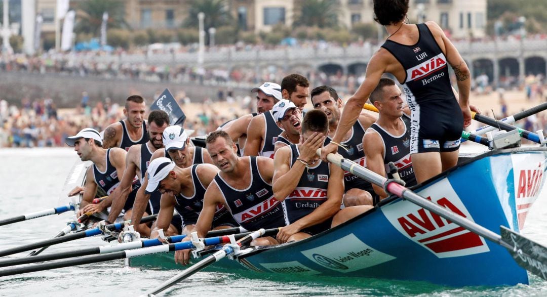 La trainera de Urdaibai tras el esfuerzo hoy en la la Bandera de La Concha, en una regata histórica en la que Hondarribia mantuvo un gran duelo con Zierbena