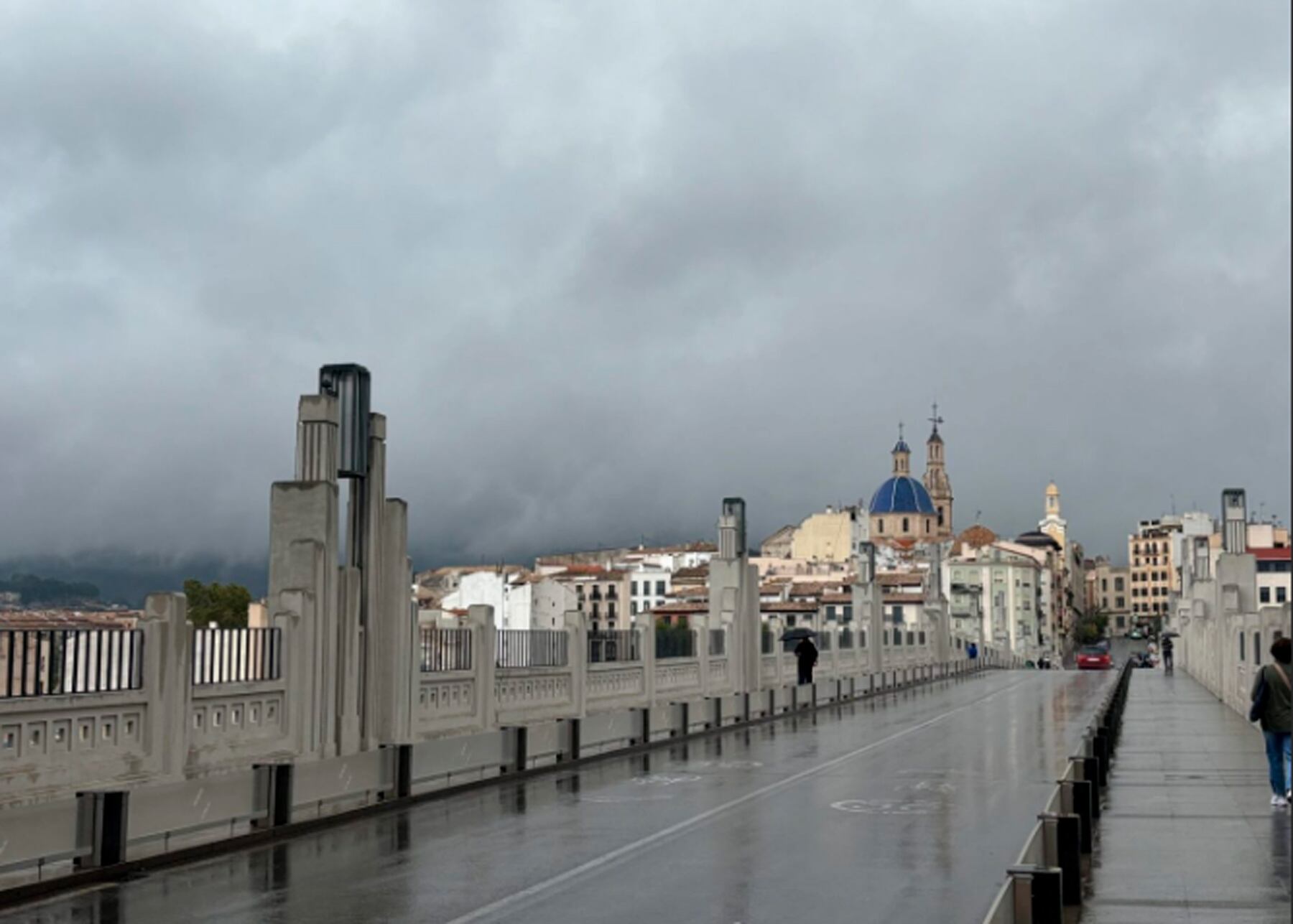 Imagen de archivo del puente de San Jorge con lluvia