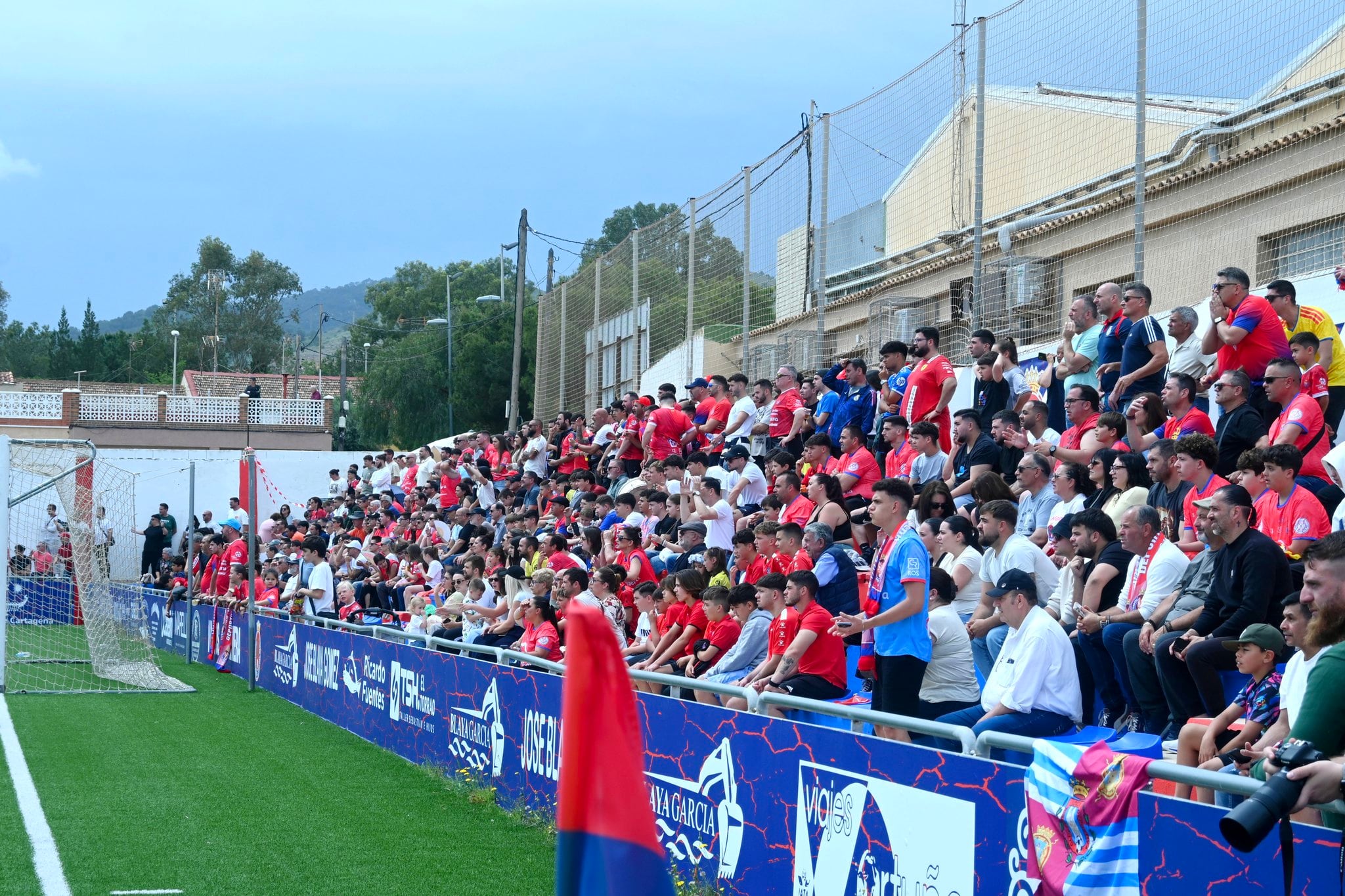 La grada del Ángel Celdrán, muy pendiente de la Deportiva Minera.