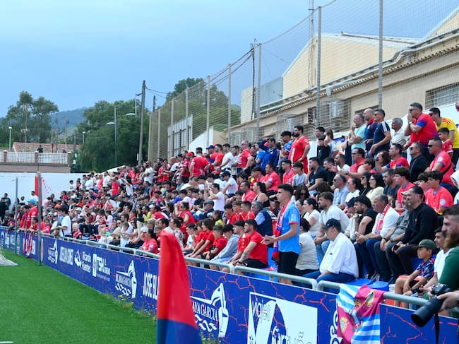 La grada del Ángel Celdrán, muy pendiente de la Deportiva Minera.