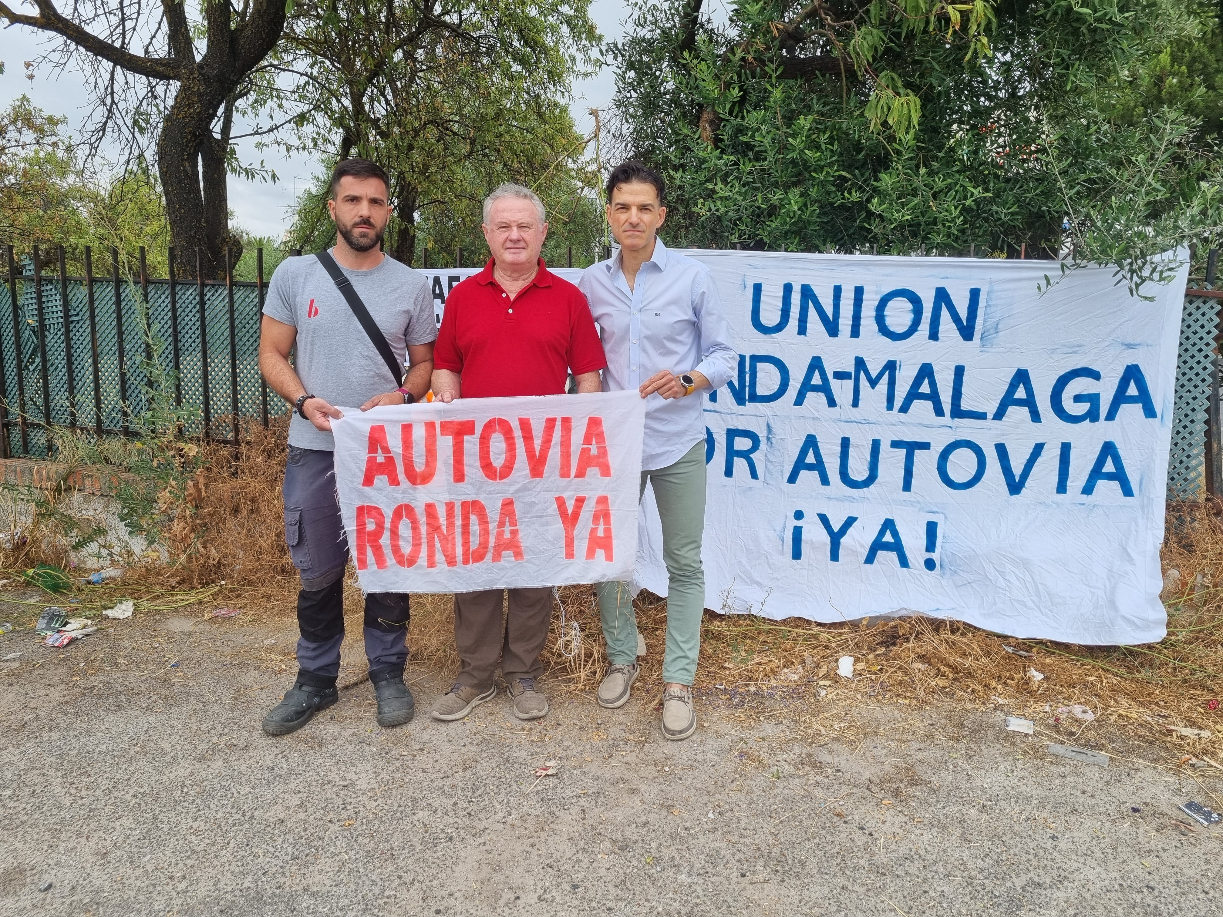 Berna Guerrero, Antonio Mariscal y Pedro Porras, del colectivo ciudadano en el &quot;kilómetro 0 de la autovía de Ronda&quot;