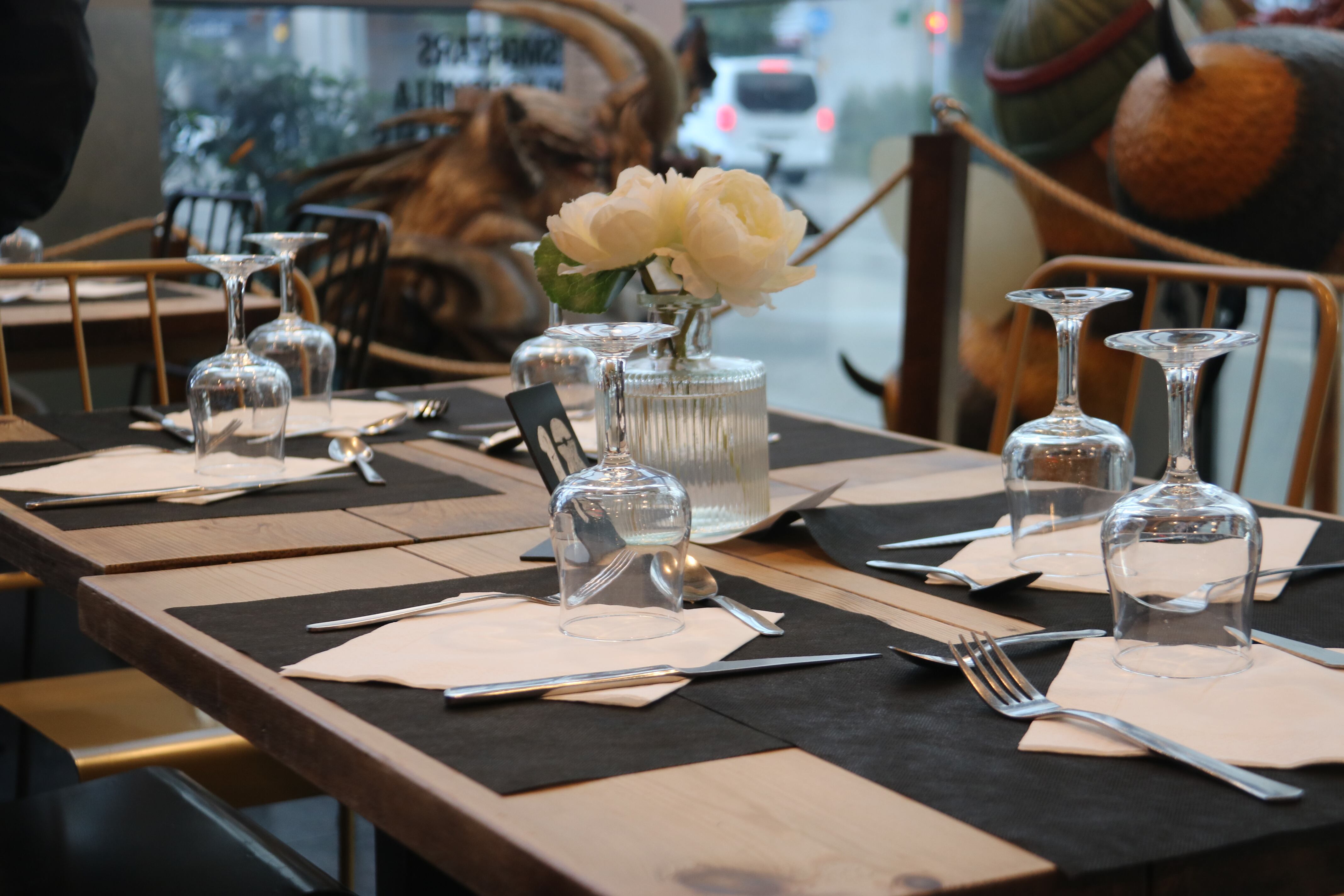 Cada cop hi ha més famílies que fan aquesta opció, tant per Nadal com per Sant Esteve. En alguns restaurants de Lleida ja no hi ha places en cap dels dos dies. Foto: ACN.