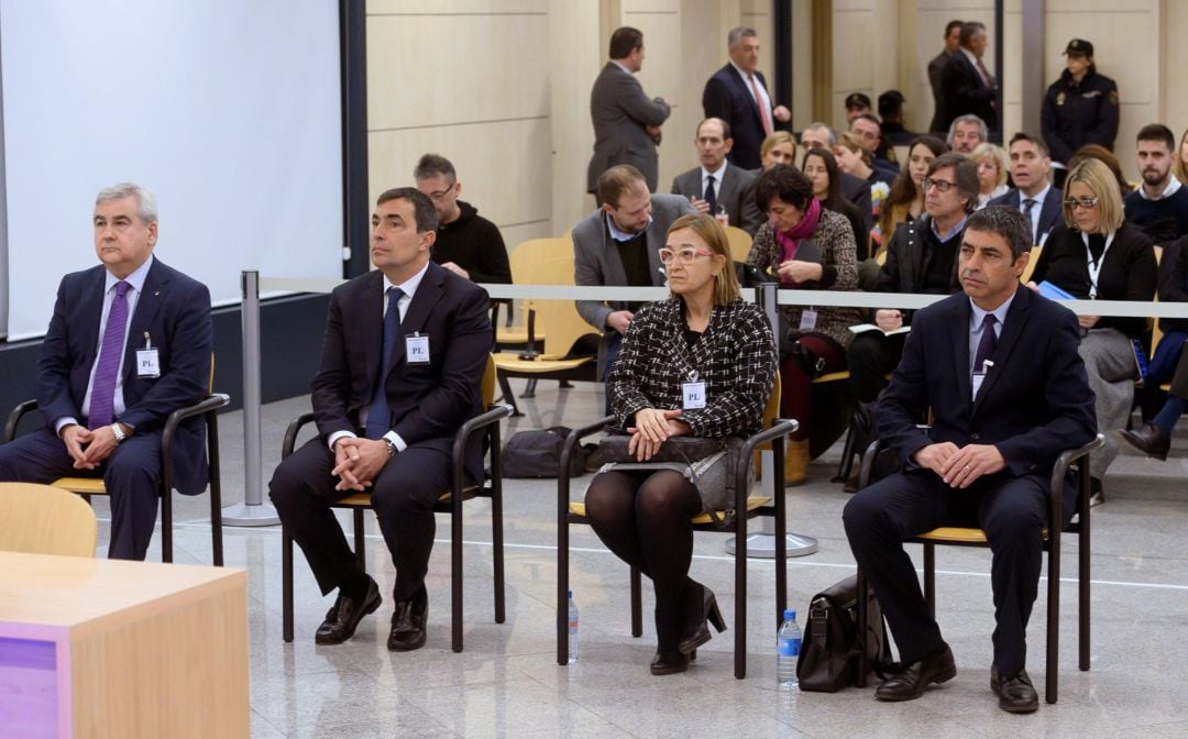 El exsecretario de Interior de la Policía de la Generalitat, Cesar Puig; el exdirector de los Mossos d&#039;Esquadra, Pere Soler; la exintendente de Mossos d&#039;Esquadra, Teresa Laplana; y el exmayor de los Mossos d&#039;Esquadra, Josep Lluís Trapero.