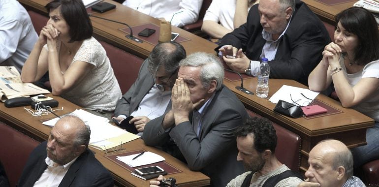 Varios legisladores del partido griego Syriza participan en una reunión en el Parlamento de Atenas