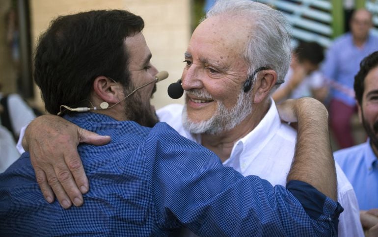 El coordinador general de IU, Alberto Garzón, abraza a Julio Anguita durante el acto central de campaña de Unidos Podemos en Córdoba. 