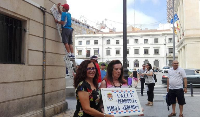 La edil de Cultura y Memoria Histórica, Dolores Padilla (i), en el cambio de la primera de 36 calles que han de sustituir a las vías franquistas.