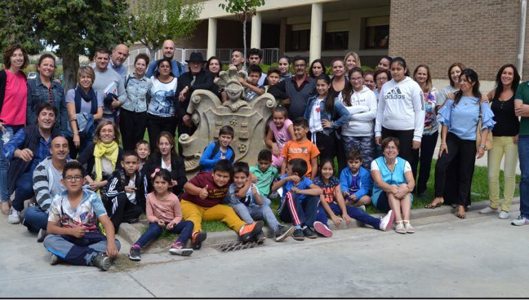 Representantes de la comunidad gitana, educativa y de las instituciones en el colegio de San Adrián donde cuenta con promotor escolar