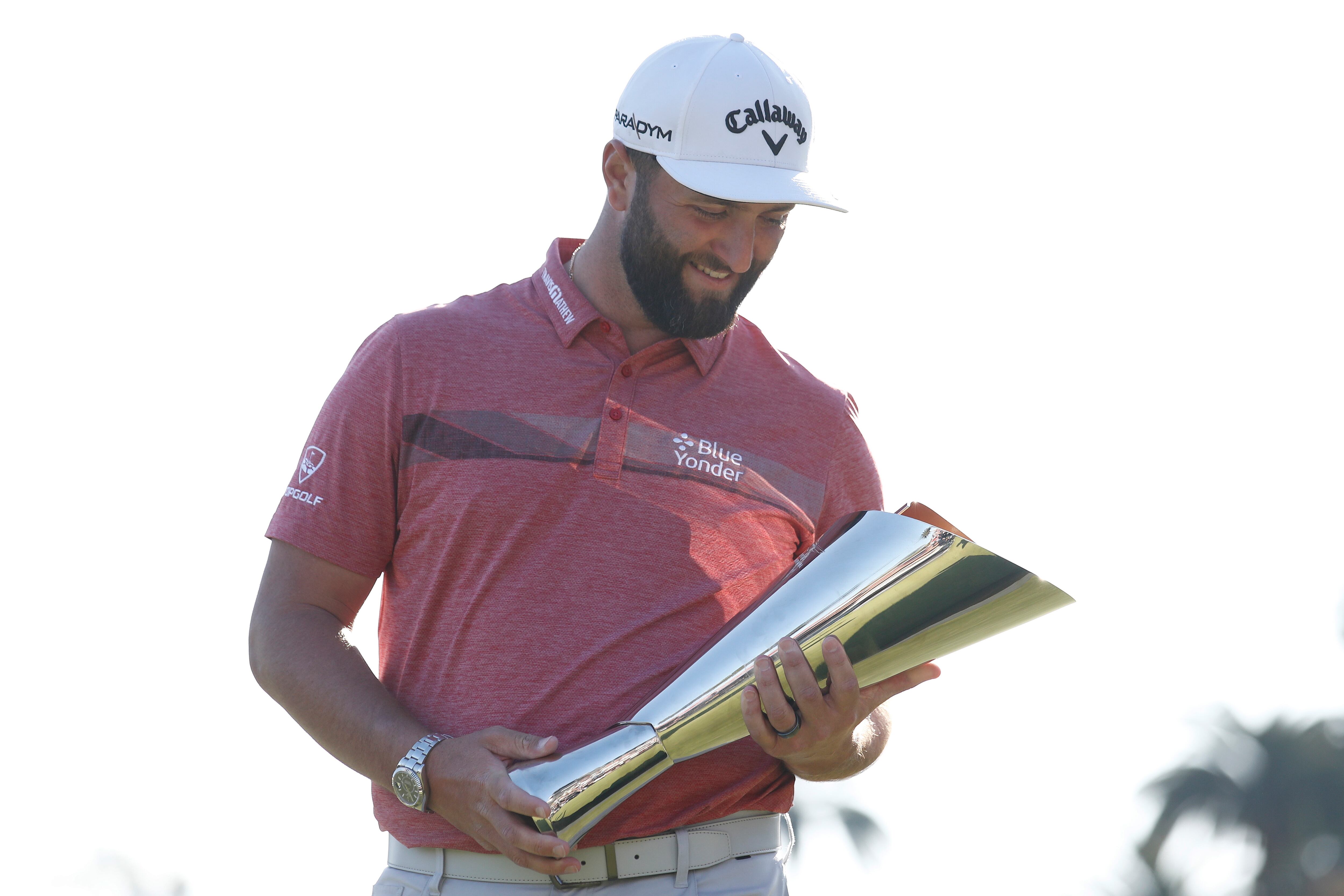 Los Angeles (United States), 19/02/2023.- Spanish golfer Jon Rahm holds a trophy upon winning during round four of the Genesis Invitational at the Riviera Country Club in Los Angeles, California, USA, 19 February 2023. (Estados Unidos) EFE/EPA/CAROLINE BREHMAN
