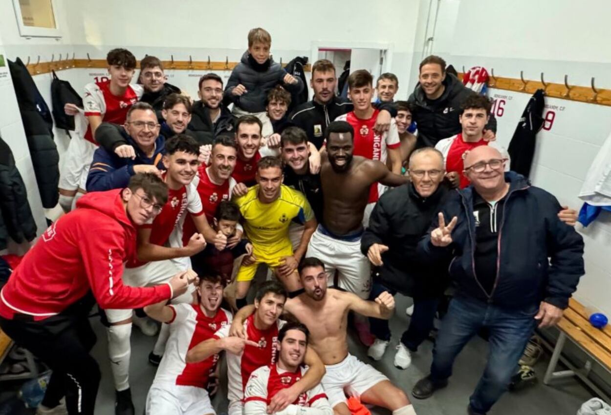 La plantilla del Benigànim celebra la victoria ante el Mutxamel