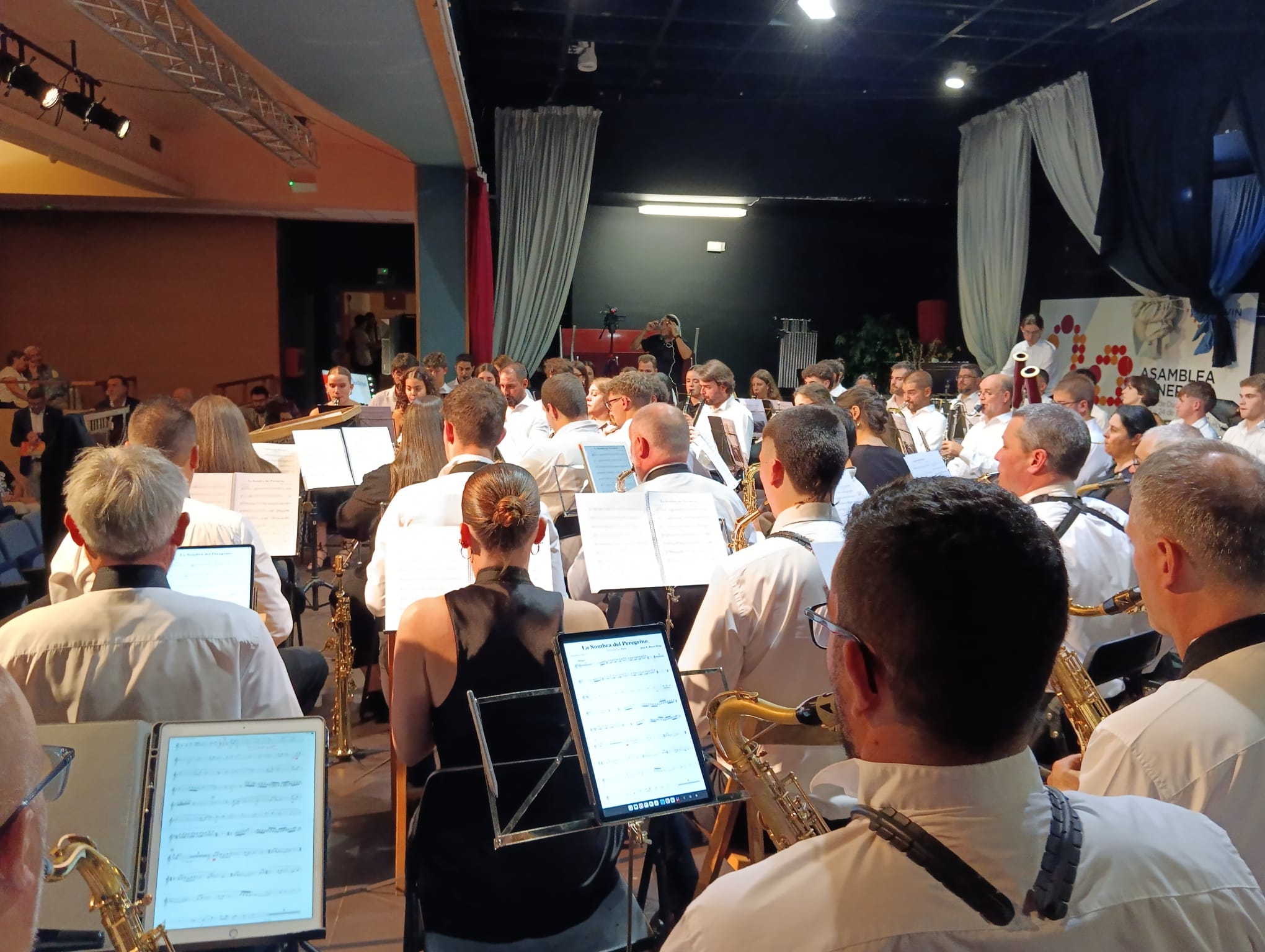 La Banda Artística de Merza, primer premio del XXIII Certamen de Bandas de Música Villa de Aranda, calentando antes del concierto en la Casa de Cultura de Aranda de Duero