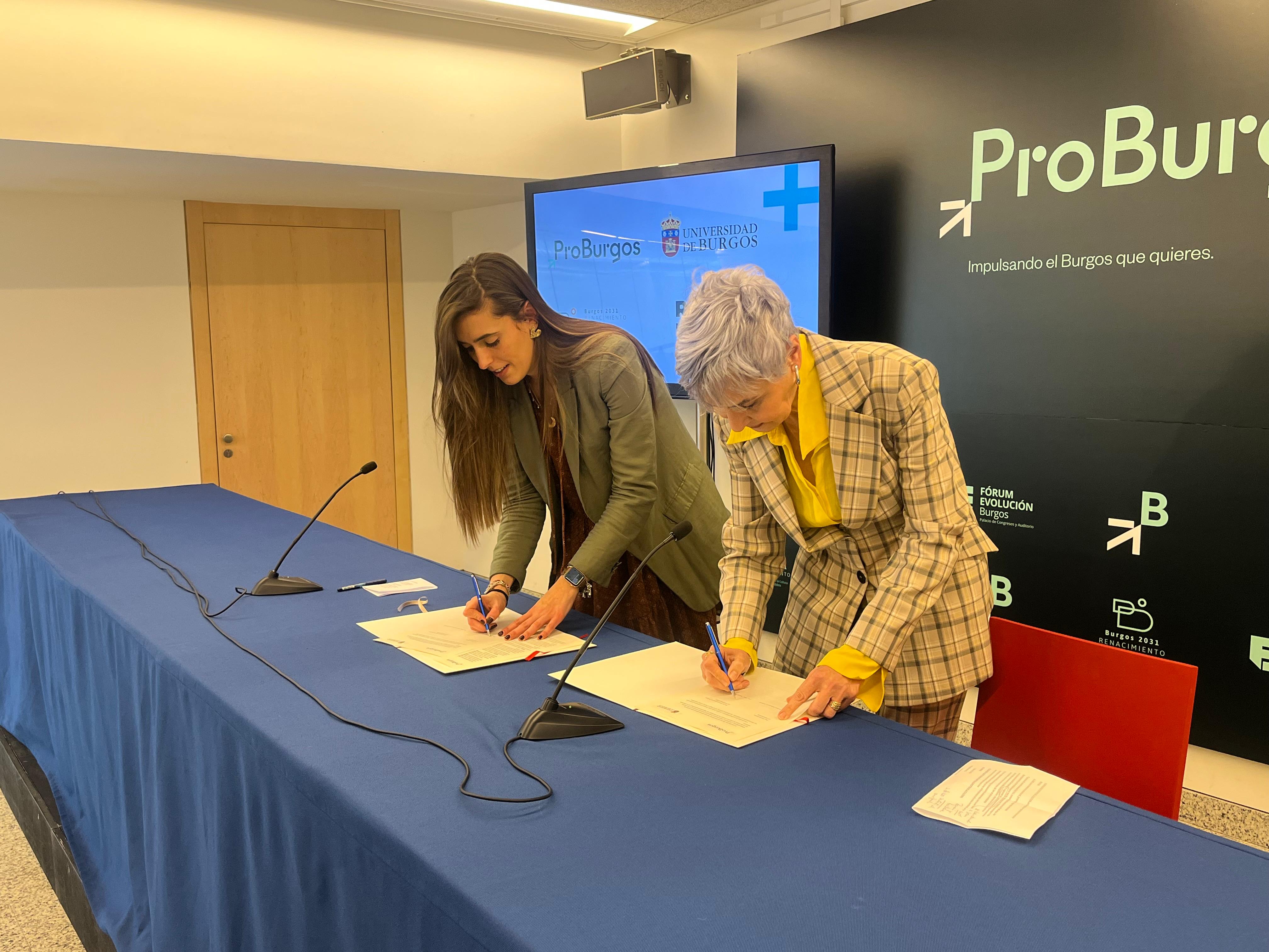 Andrea Ballesteros, presidenta de ProBurgos; e Ileana María Greca Dufranc, vicerrectora de Internacionalización, Cooperación y Alianzas Estratégicas de la Universidad de Burgos, firmando el convenio. / Foto: Radio Castilla