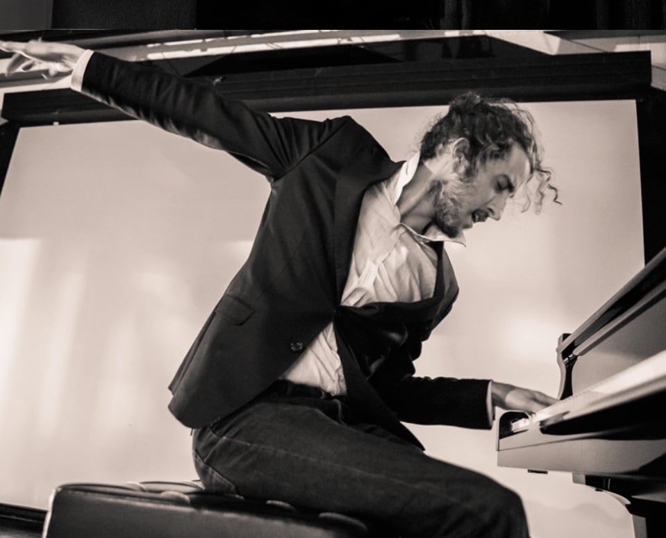 Jorge Bedoya al piano