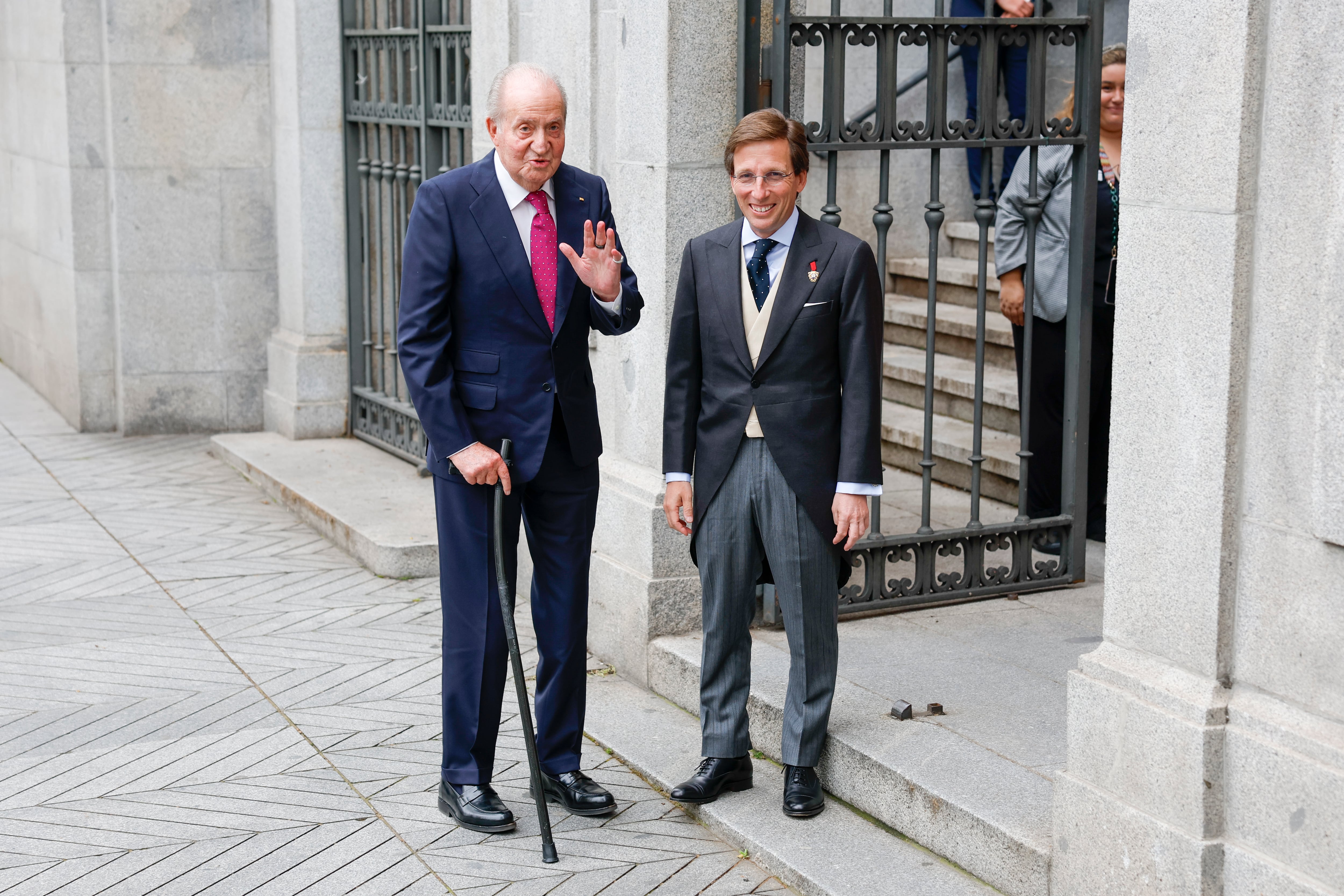 El alcalde de Madrid, José Luis Martínez-Almeida (d), saluda al rey emérito Juan Carlos I este sábado a las puertas de la iglesia de San Francisco de Borja de Madrid antes de contraer matrimonio con Teresa Urquijo. EFE/J.J. Guillén