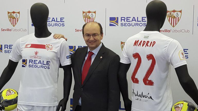 Presentación realizada en el estadio Ramón Sánchez-Pizjuán, con el presidente del Sevilla FC, José Castro, de la camiseta que lucirá el club sevillista en la final de la Copa del Rey del próximo 22 de mayo en el que disputará el trofeo al FC Barcelona.