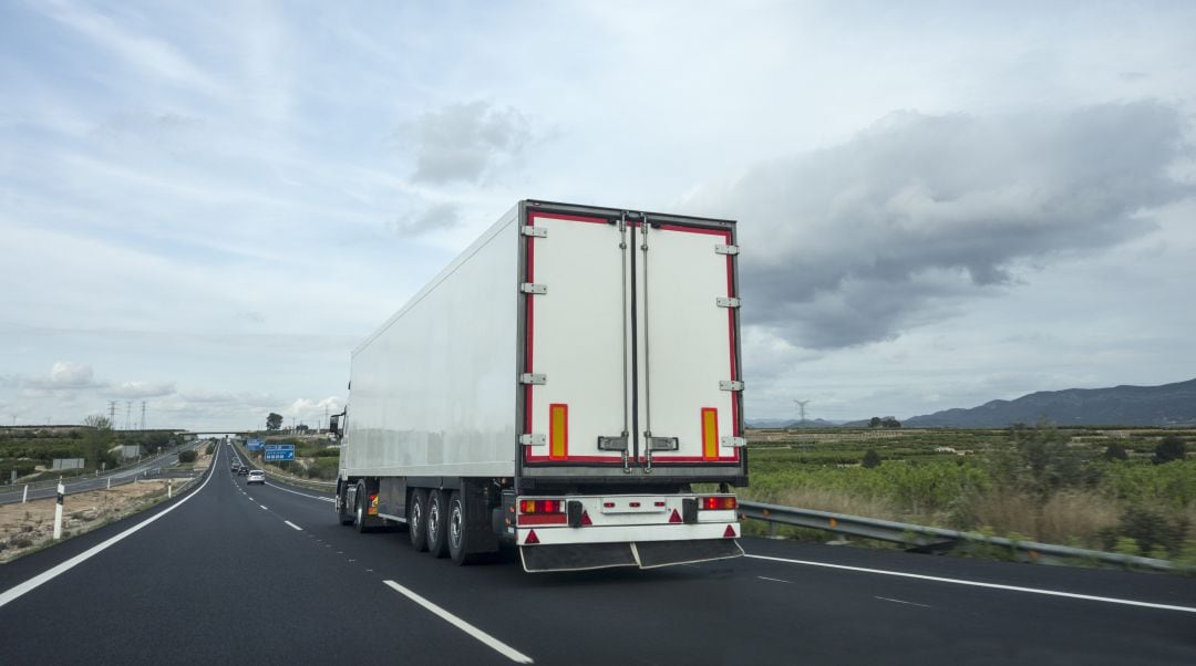 Un camión en una carretera española