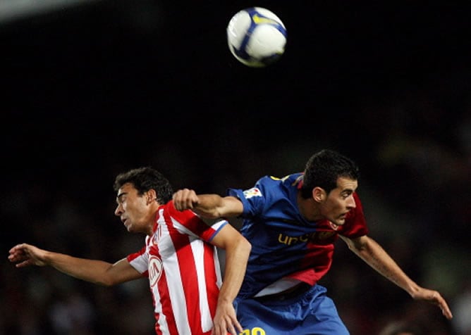 Busquets y Cuevas en un lance del partido en el Camp Nou