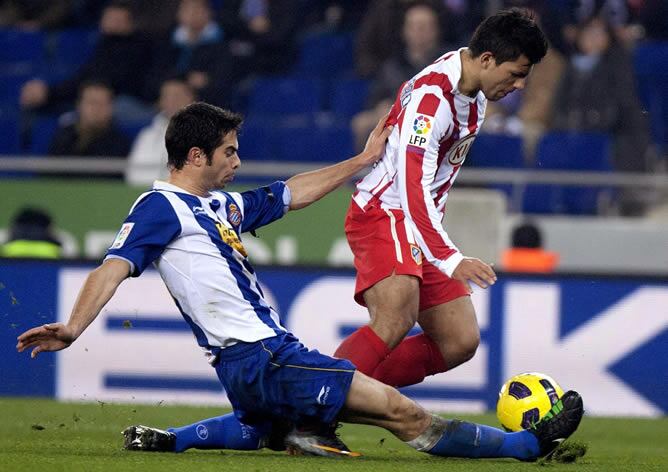 El delantero argentino del Atlético de Madrid Sergio Kun Agüero intenta controlar el balón ante el defensa argentino del RCD Espanyol, Juan Forlín, en el partido de vuelta de los octavos de final de la Copa del Rey