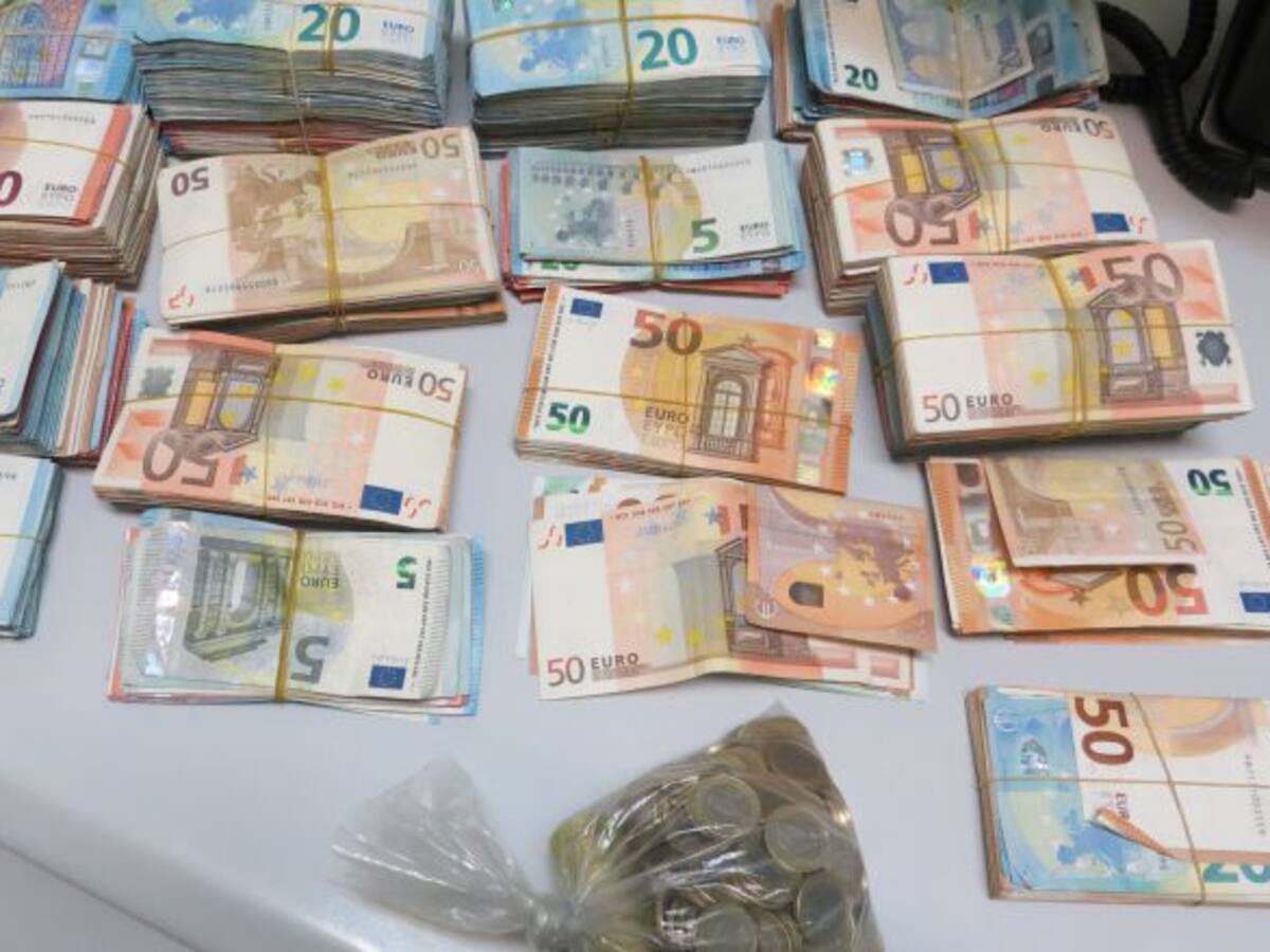 La Guardia Civil interviene194.000 euros a un ciudadano chino