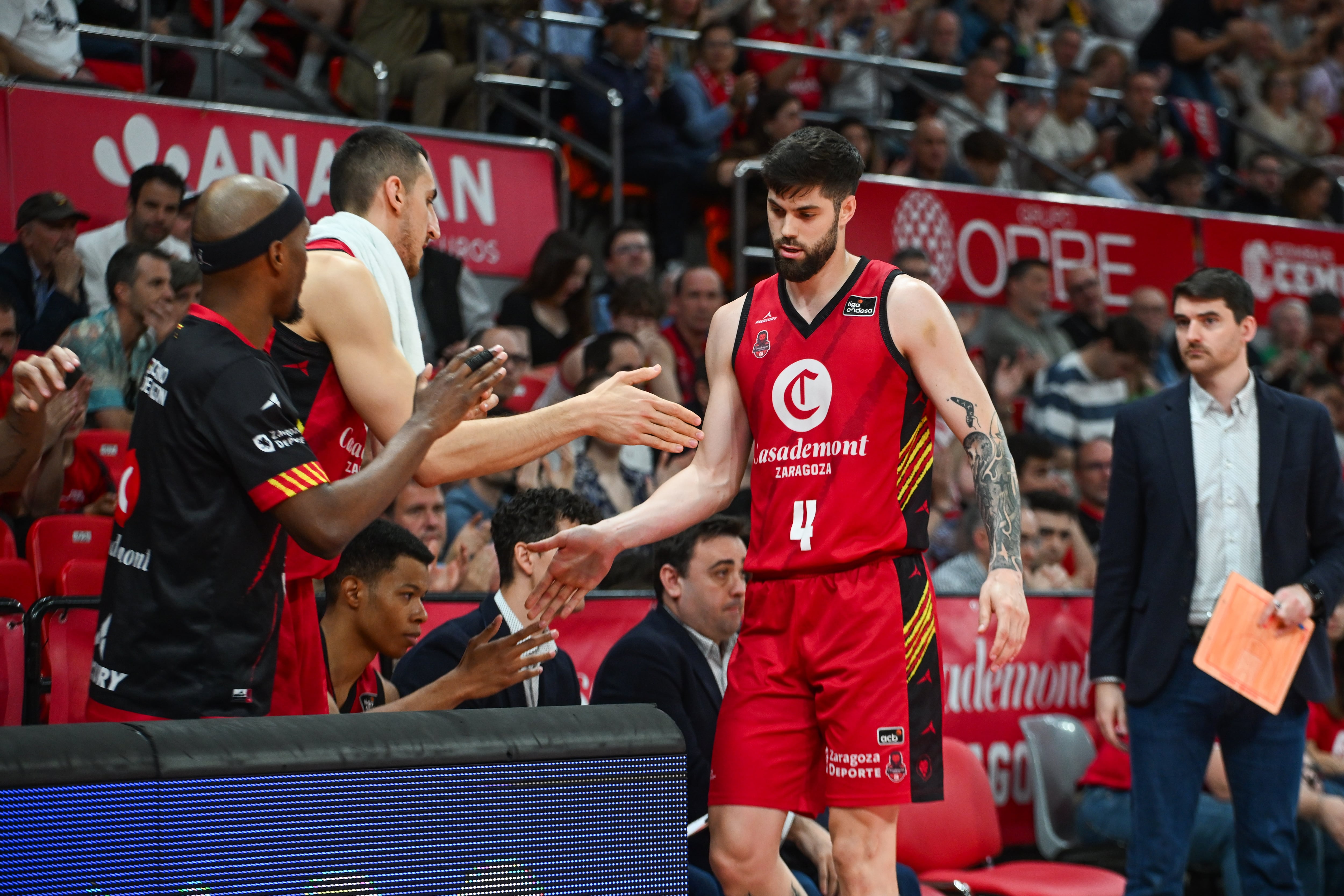 Santi Yusta recibe la felicitación de sus compañeros en el último partido ante el Manresa