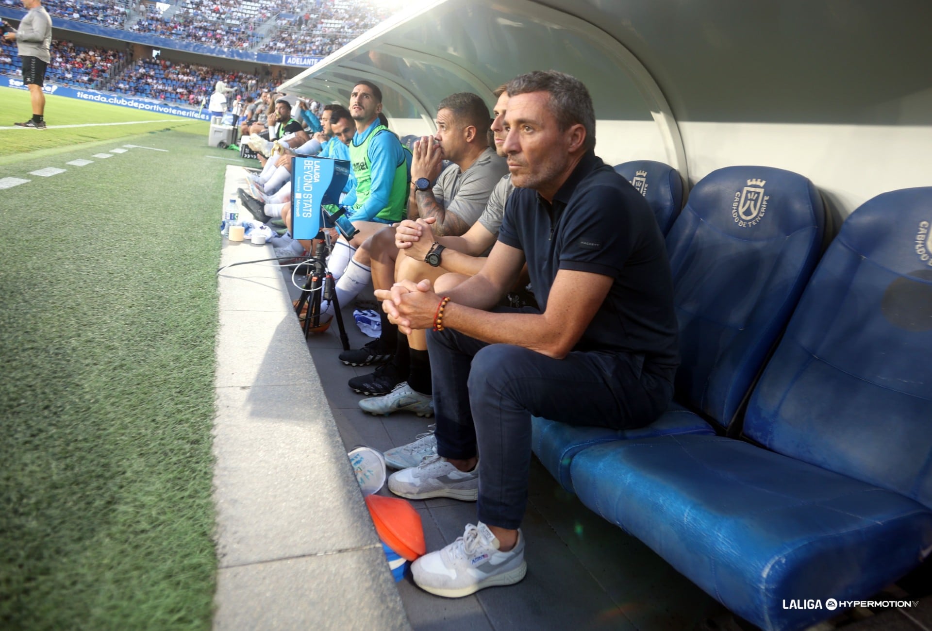 Óscar Cano vivió su primer partido en el banquillo del CD Tenerife.