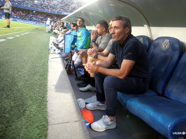 Óscar Cano vivió su primer partido en el banquillo del CD Tenerife.