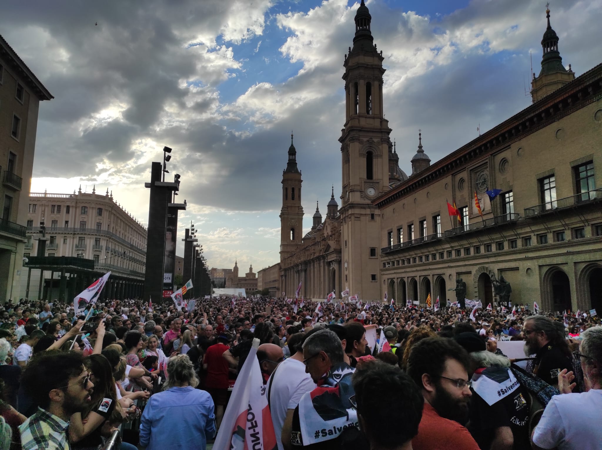 Multitudinaria manifestación en defensa de Canal Roya en Zaragoza