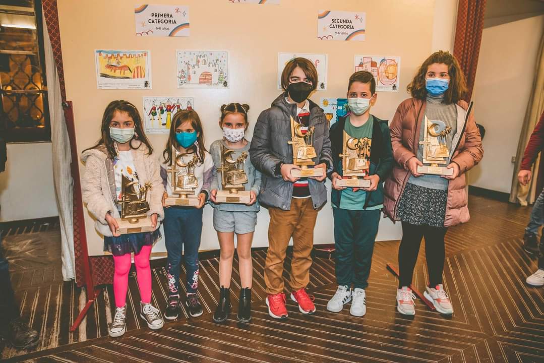 Los ganadores del concurso infantil, a la izquierda, de la categoría 6 a 8 años y a la derecha, de la categoría de 9 a 12 años.