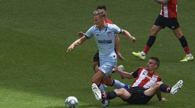 Marcos Llorente se marcha de varios contrincantes