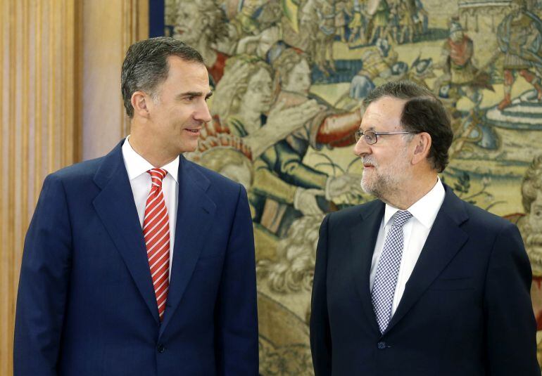 El rey Felipe VI recibe a Mariano Rajoy en la ronda de consultas con los partidos