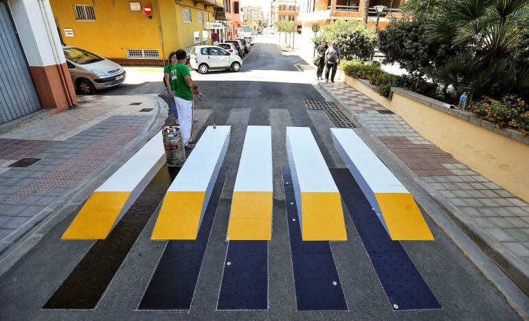 Un operario trabaja en la colocación del primer paso de peatones en 3D termofusible de España.