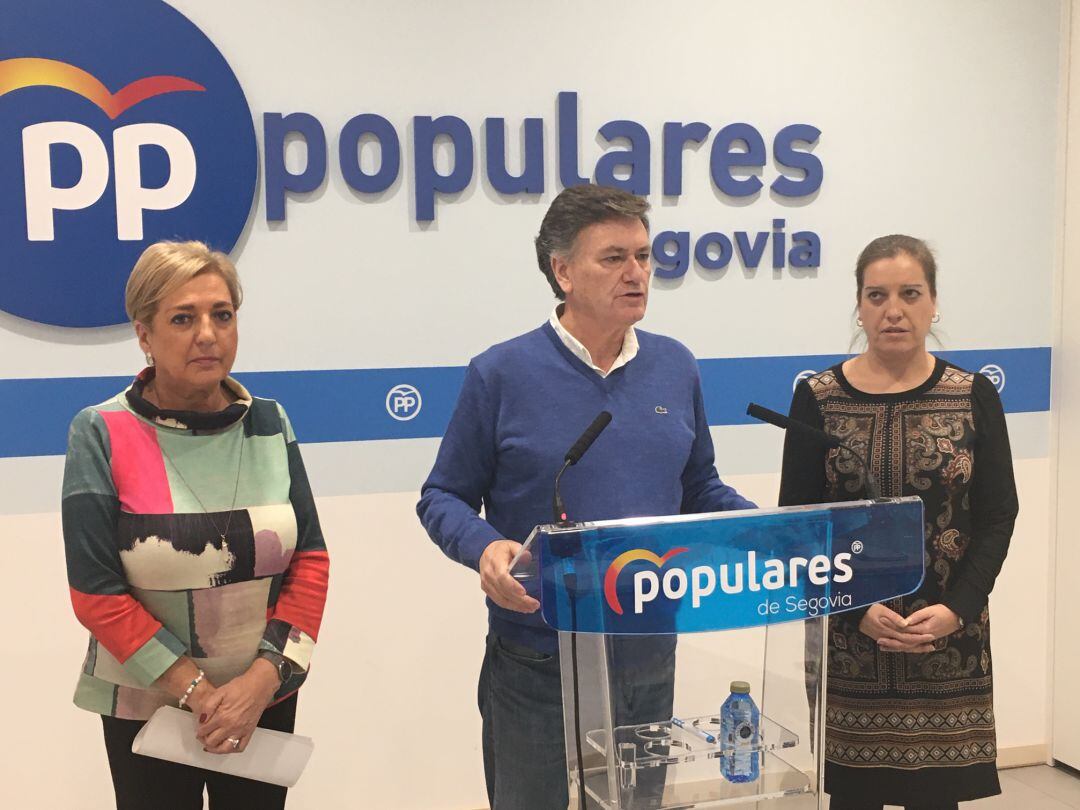 Francisco Vázquez acompañado por la presidenta provincial Paloma Sanz y la procuradora Mari Ángeles García