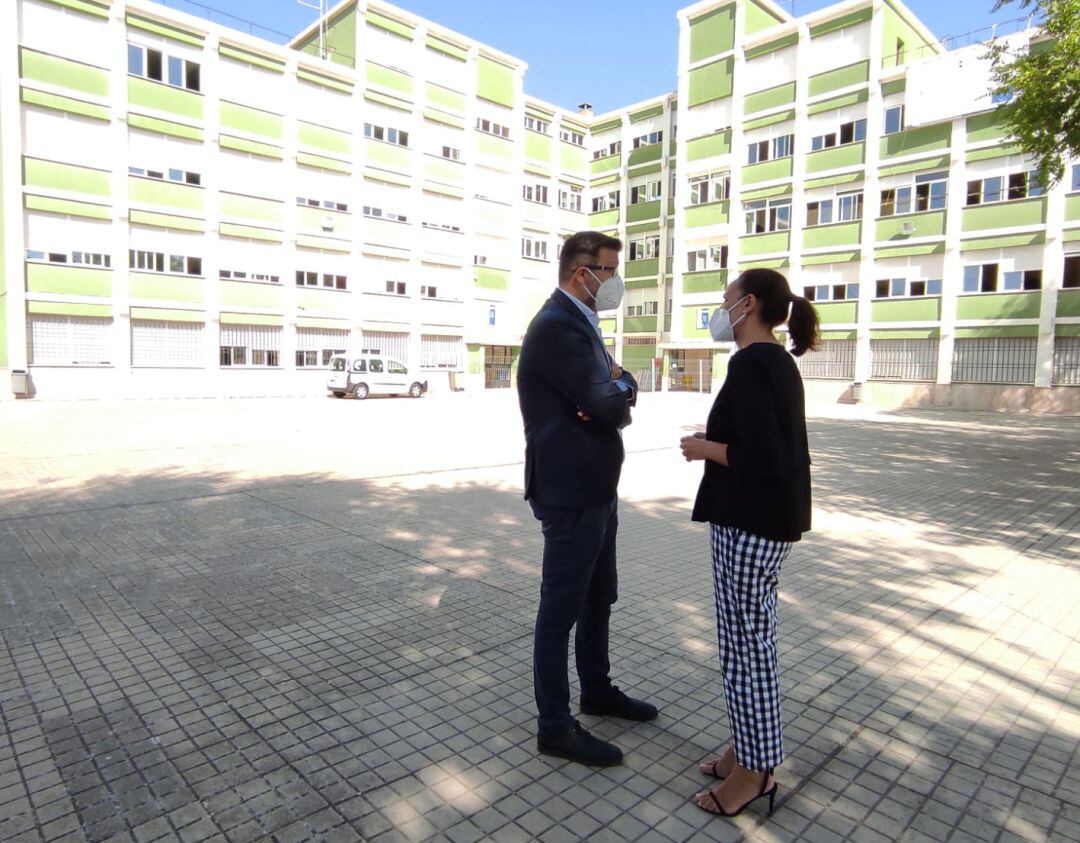 Eva María Masías, alcaldesa de Ciudad Real junto al viceconsejero de Educación Amador Pastor durante la visita que han realizado a los colegios Ángel Andrade y Dulcinea del Toboso.