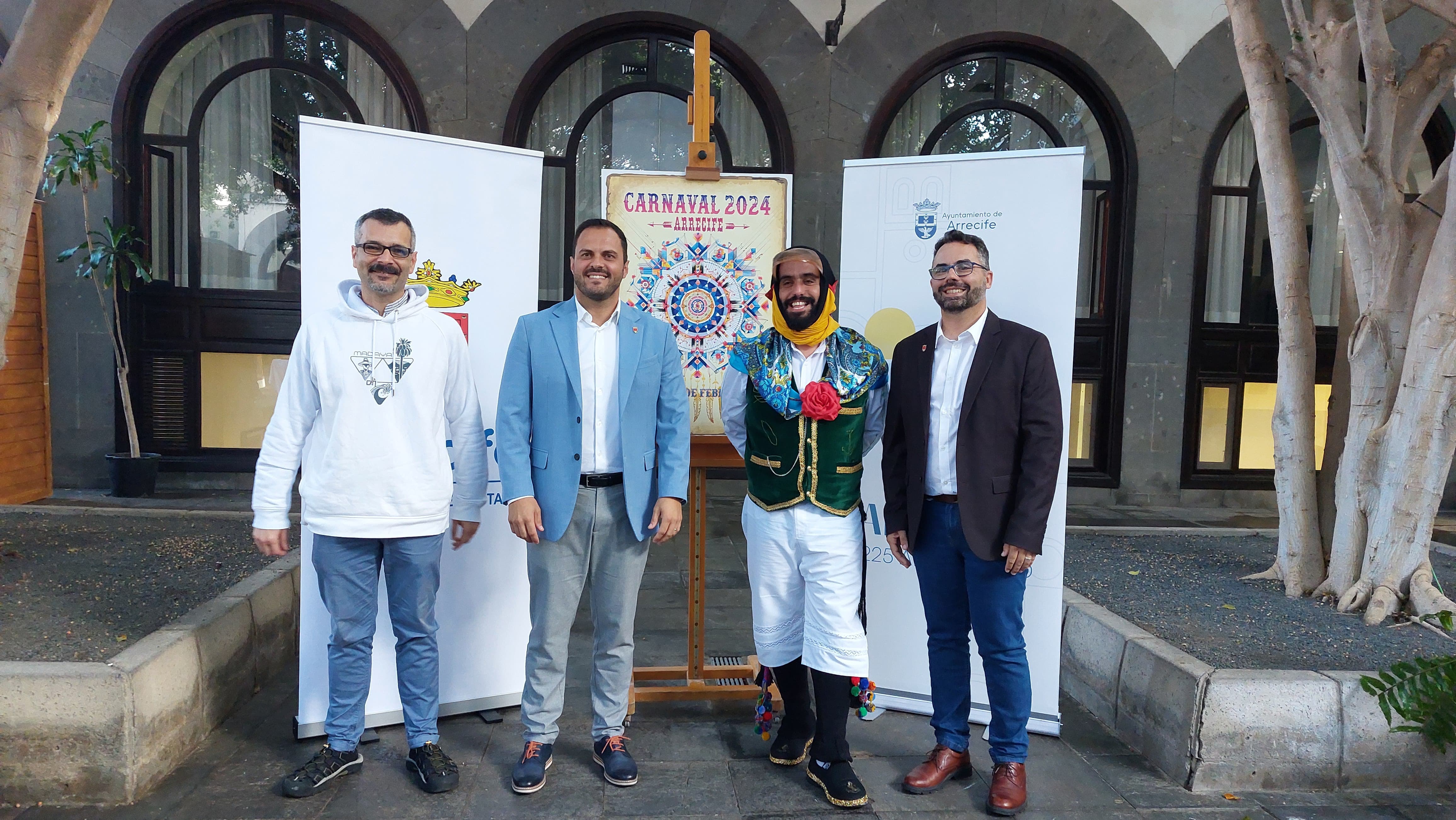 De izquierda a derecha: Roberto Perdomo (autor del cartel del Carnaval de Arrecife), Echedeey Eugenio (concejal de Festejos), Kike Pérez (pregonero del carnaval) y Yonathan de León (alcalde de Arrecife).