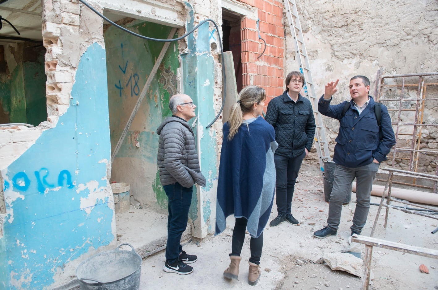 El presidente de la asociación vecinal, el alcalde y el concejal de Barrio Medieval con la arquitecta de las obras, Laura Domínguez