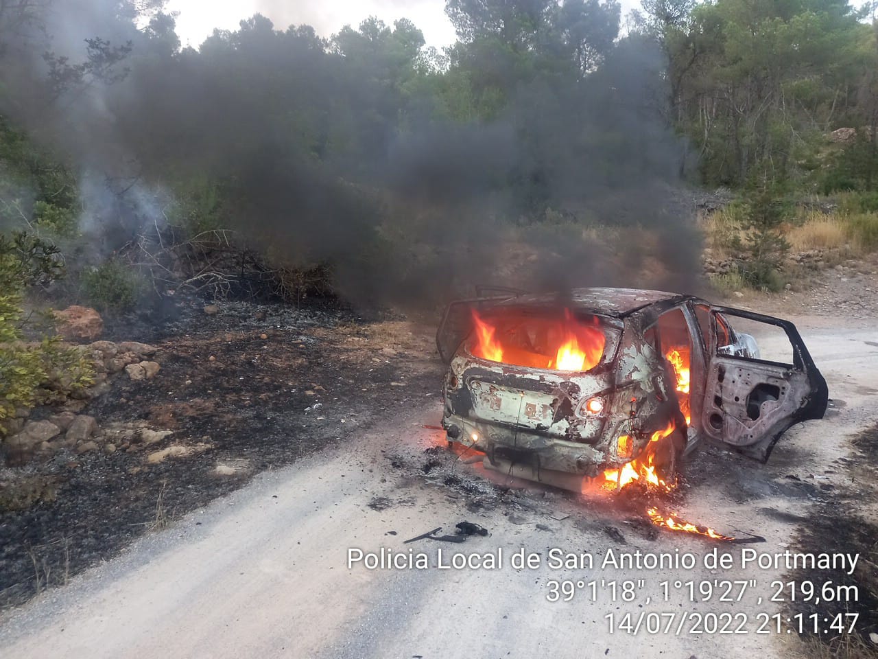 Coche incendiado (Ayuntamiento Sant Antoni)