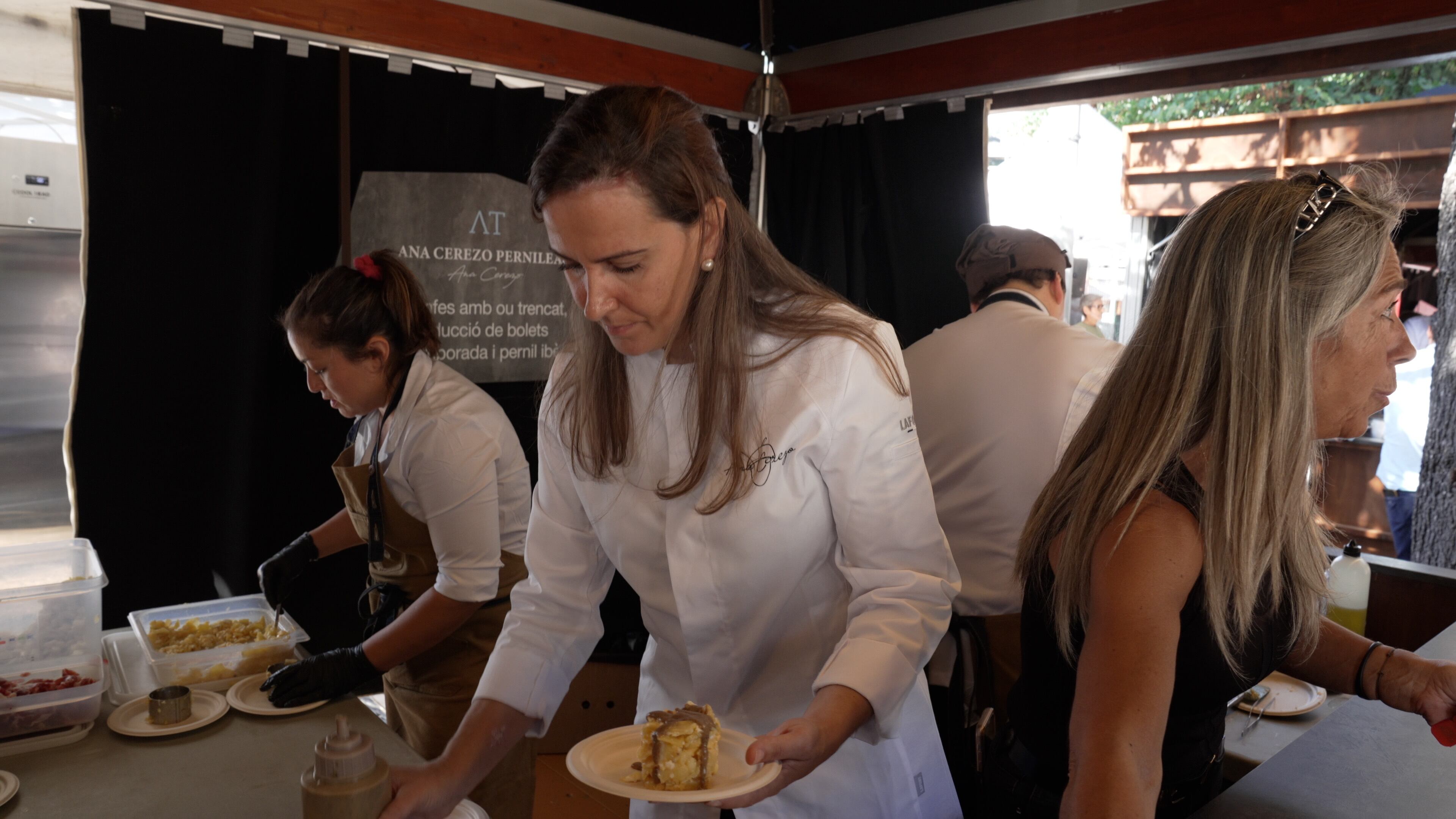 La xef Ana Cerezo preparant una de les degustacions de l'Andorra Taste celebrat el cap de setmana a Escaldes.