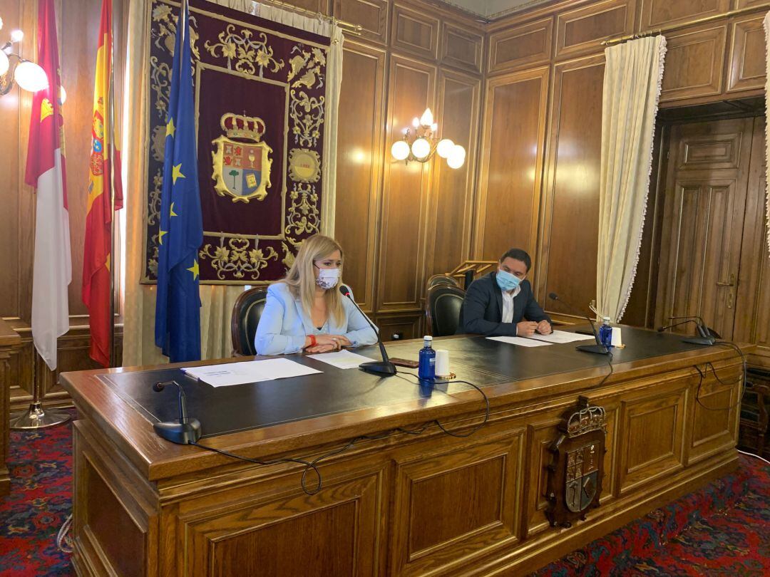 La delegada de la Junta en Cuenca, María Ángeles Martínez, y el presidente de la Diputación, Álvaro Martínez Chana