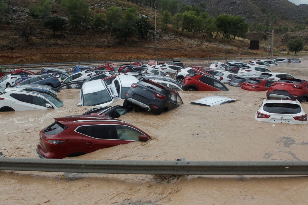 Ciento de coches inundados tras el paso de la gota fría en un depósito de vehículos en Orihuela (Alicante).