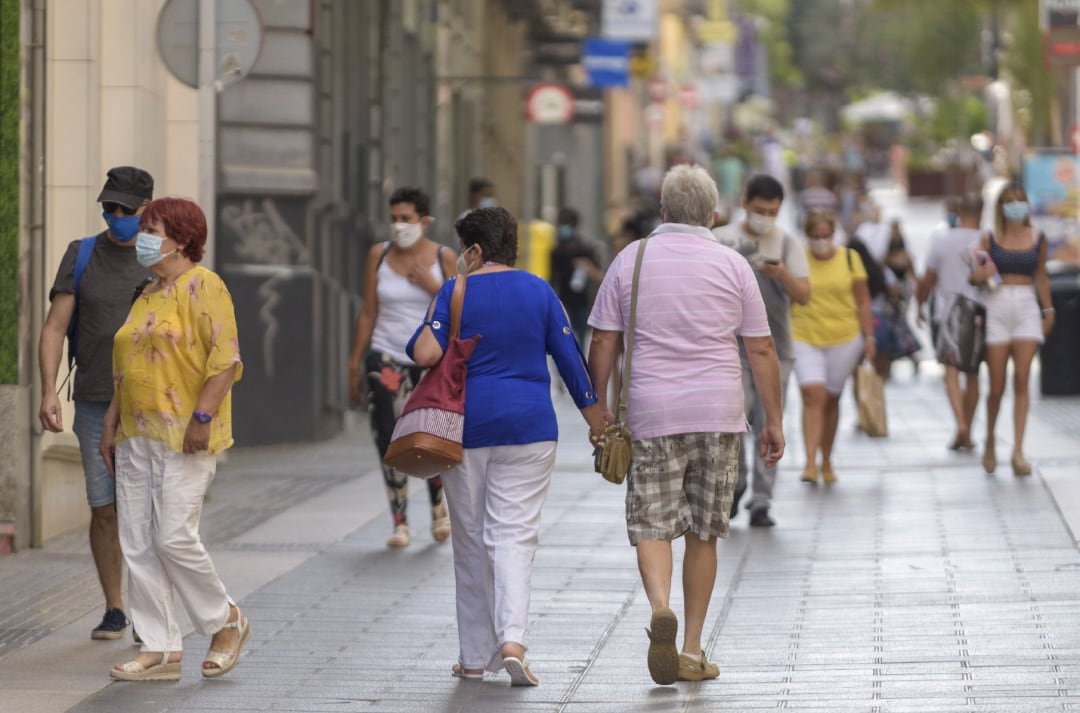 Personas con mascarilla paseando por la calle Castillo, en Santa Cruz de Tenerife