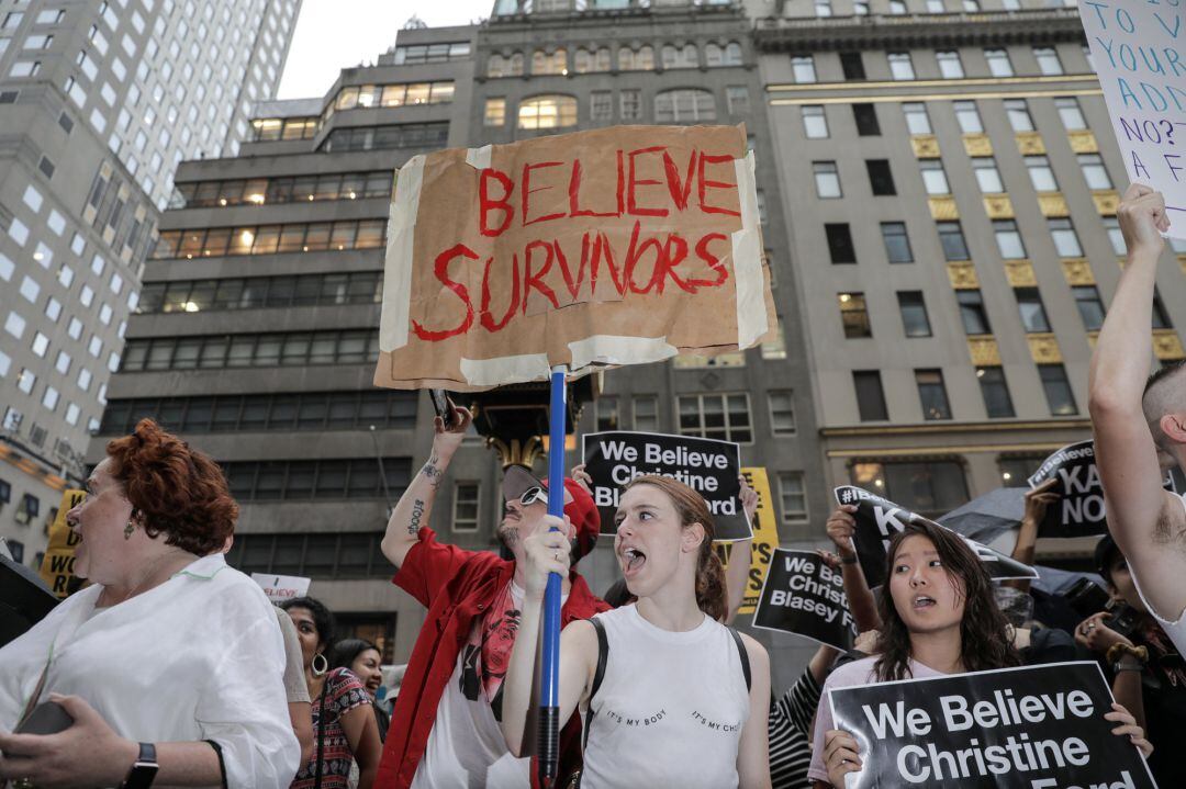 Activistas protestan ante el juicio a Brett Kavanaugh